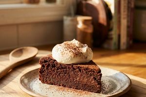 Flourless Chocolate Cake (Naturally GF, 7 Ingredients)